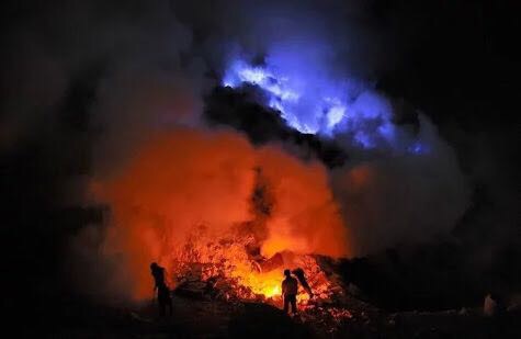 伊真火山神奇的蓝色火焰～