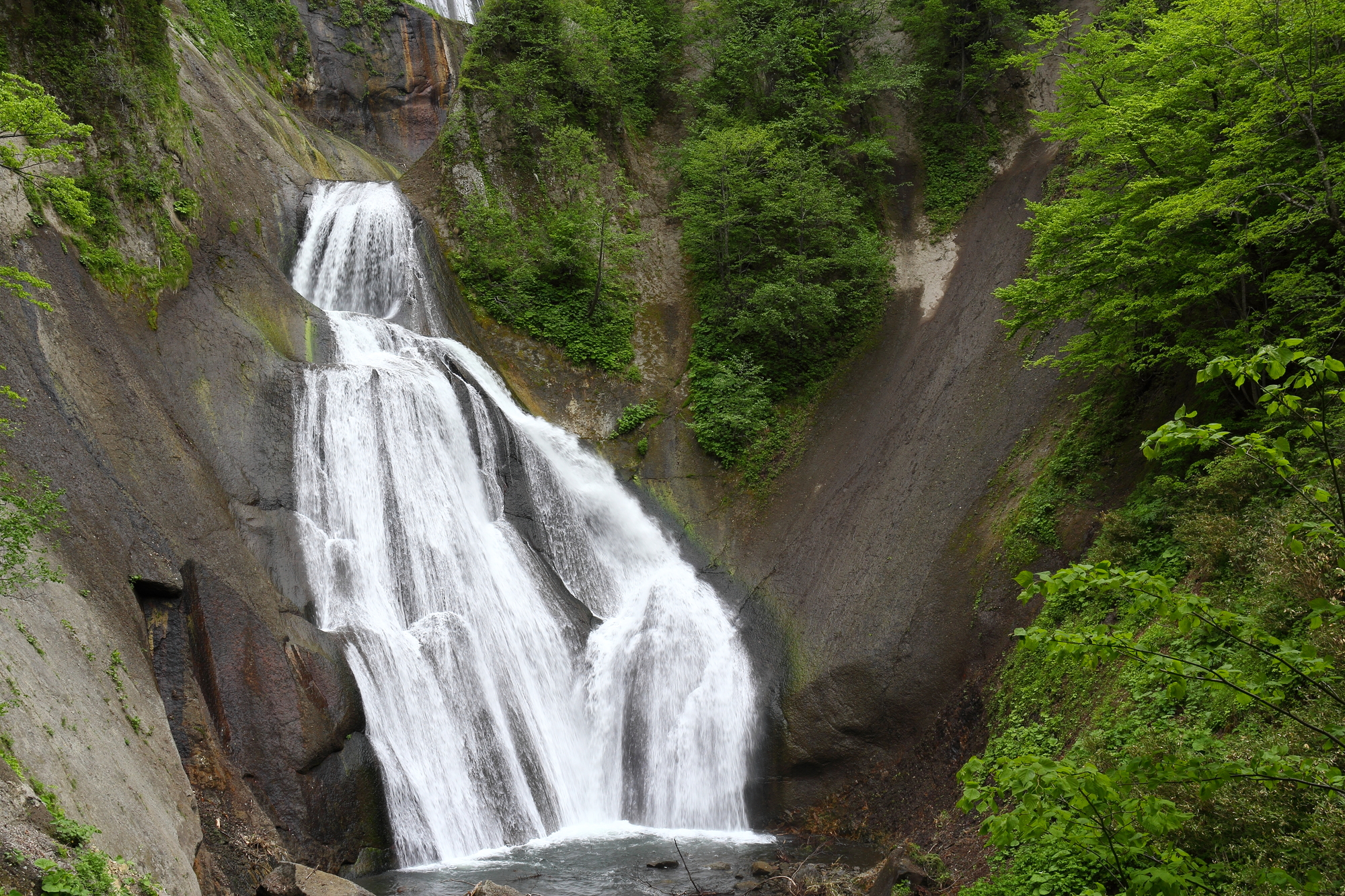 另外还有一处想要推荐给大家的地方就是位于山麓部分的天人峡温泉的“羽衣瀑布”了。曾入选“日本百位瀑布”