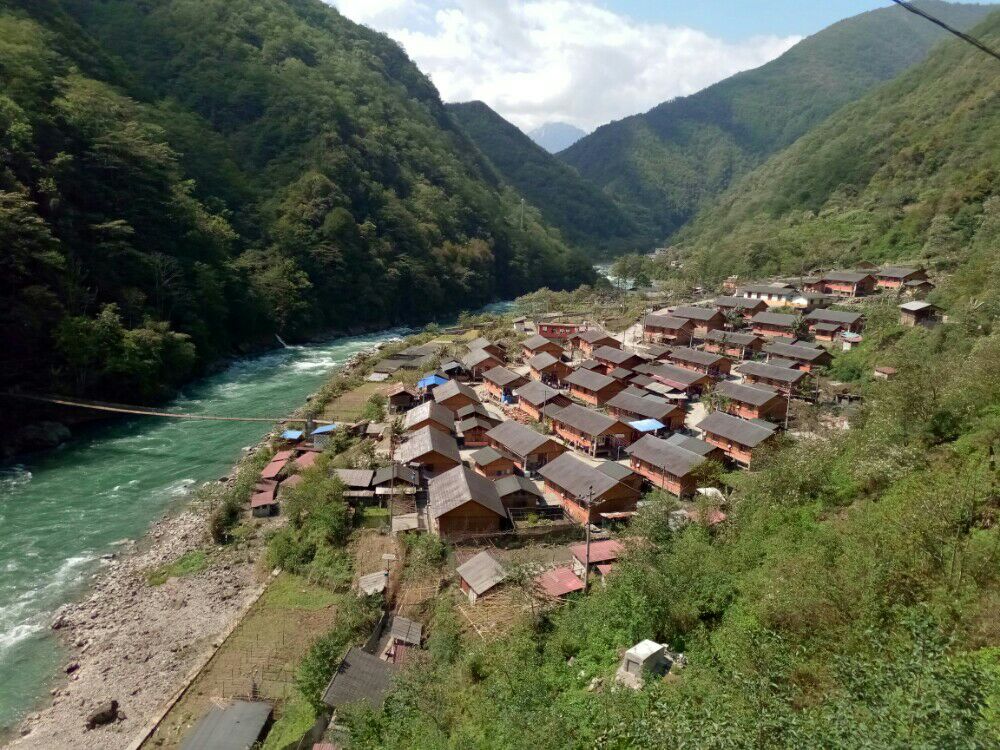 云南独龙江沿岸风光生态美