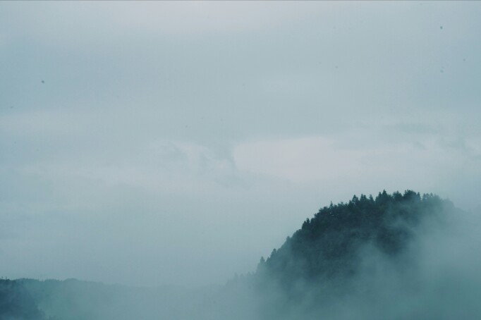 云雾缭绕的山与令人遗憾的瑶寨