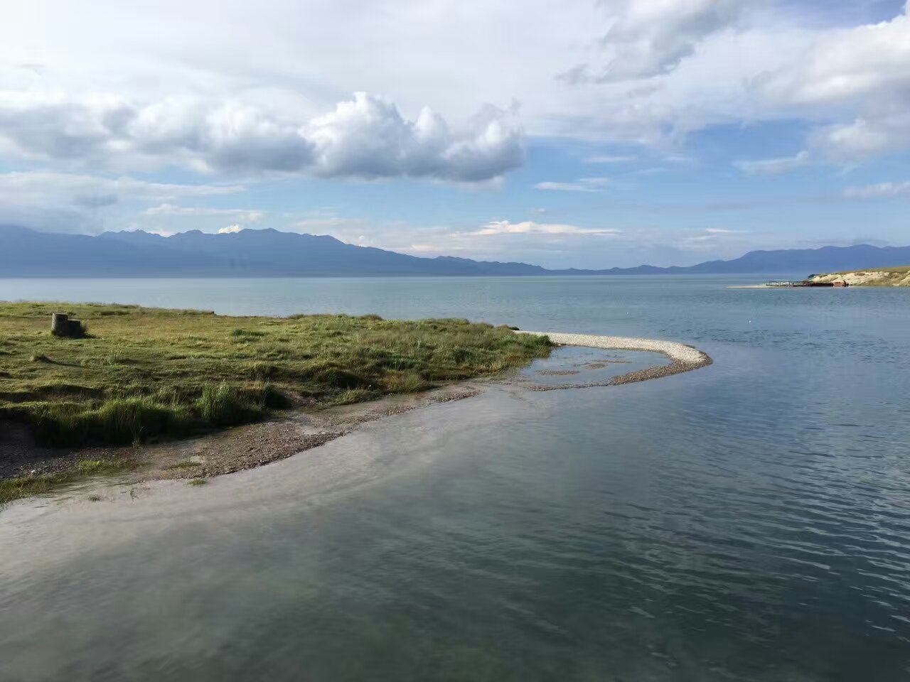 新疆 赛里木湖 赛里木湖，是新疆维吾尔自治区海拔最高、面积最大的高山湖。这里雪涌冰凝，略呈椭圆形的湖