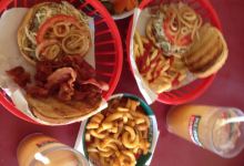 Ruben's Hamburgers美食图片