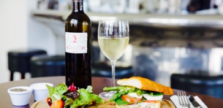 Cafe Bar at The Pomme d'Or Hotel餐厅图片