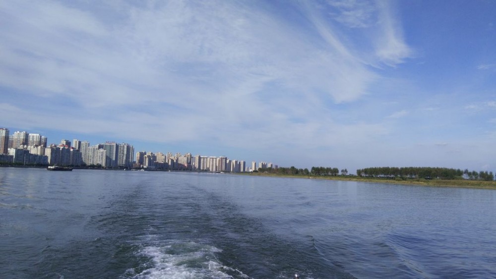 从鸭绿江游船看朝鲜