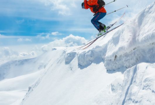 唐山玉龙湾滑雪场一日游【往返交通雪具门票  大学生专享】【初级 中级 高级等12条雪道 适合各种滑雪爱好者】