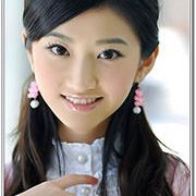 茜对着明天微笑