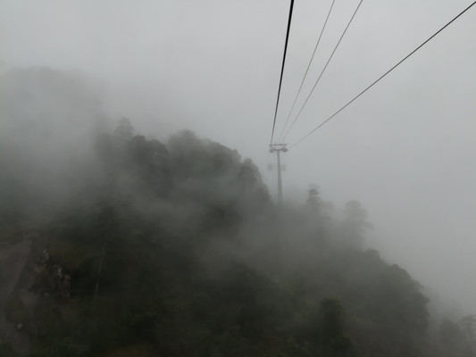坐江西三清山缆车，看雾气腾腾美景
