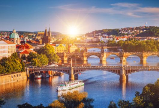 布拉格天文钟+哈维尔集市+查理大桥+跳舞的房子+火药塔一日游【布拉格，一座用红屋顶和石桥谱写的童话。当查理大桥上的灯火映入伏尔塔瓦河，你会明白这里是浪漫永恒归宿。】