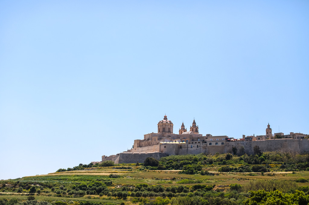 姆迪娜(Mdina)古城是马耳他地势最高的古城，城内至今仍保留了1693年大地震之后重建的中世纪古城