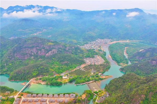 亚洲最高的空中云廊位于浙江,风景壮阔,还可坐直升机俯瞰楠溪江