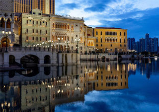 打卡澳门标志性酒店，华灯下的澳门威尼斯人更是流光溢彩