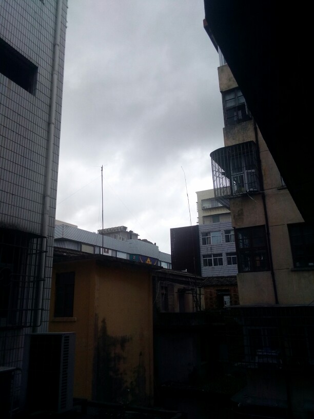 今天福清又要刮台风了，天上的乌云飘得很快。