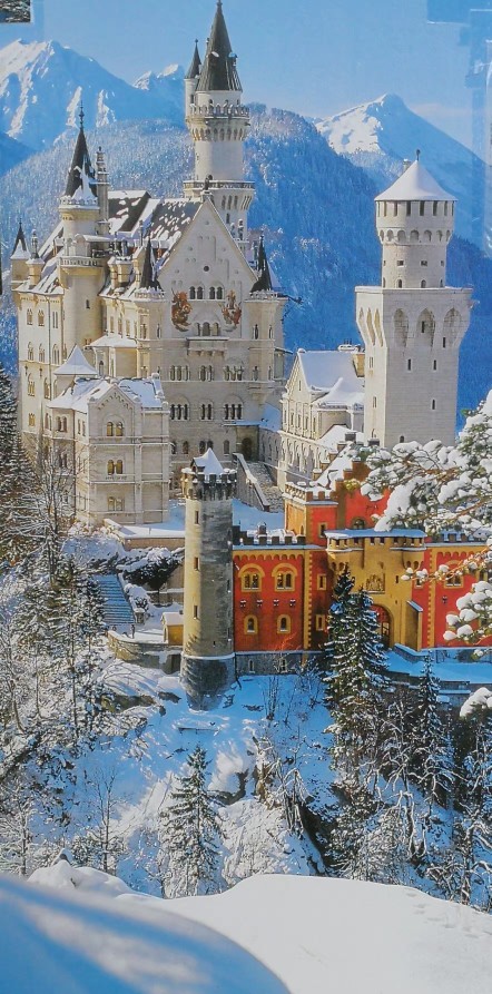 新天鹅城堡是德国的象征，由于是迪斯尼城堡的原型，也有人