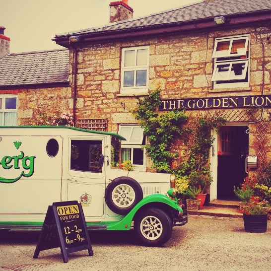 The Golden Lion Inn & Lakeside Restaurant餐厅图片