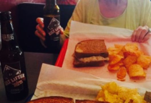 Bison Witches Bar & Deli美食图片
