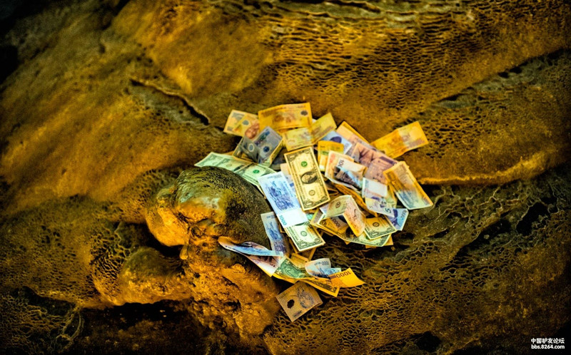 梦游财缘，边走边捡钱，迷失在陌生之地——解析梦境中的财富与方向之惑