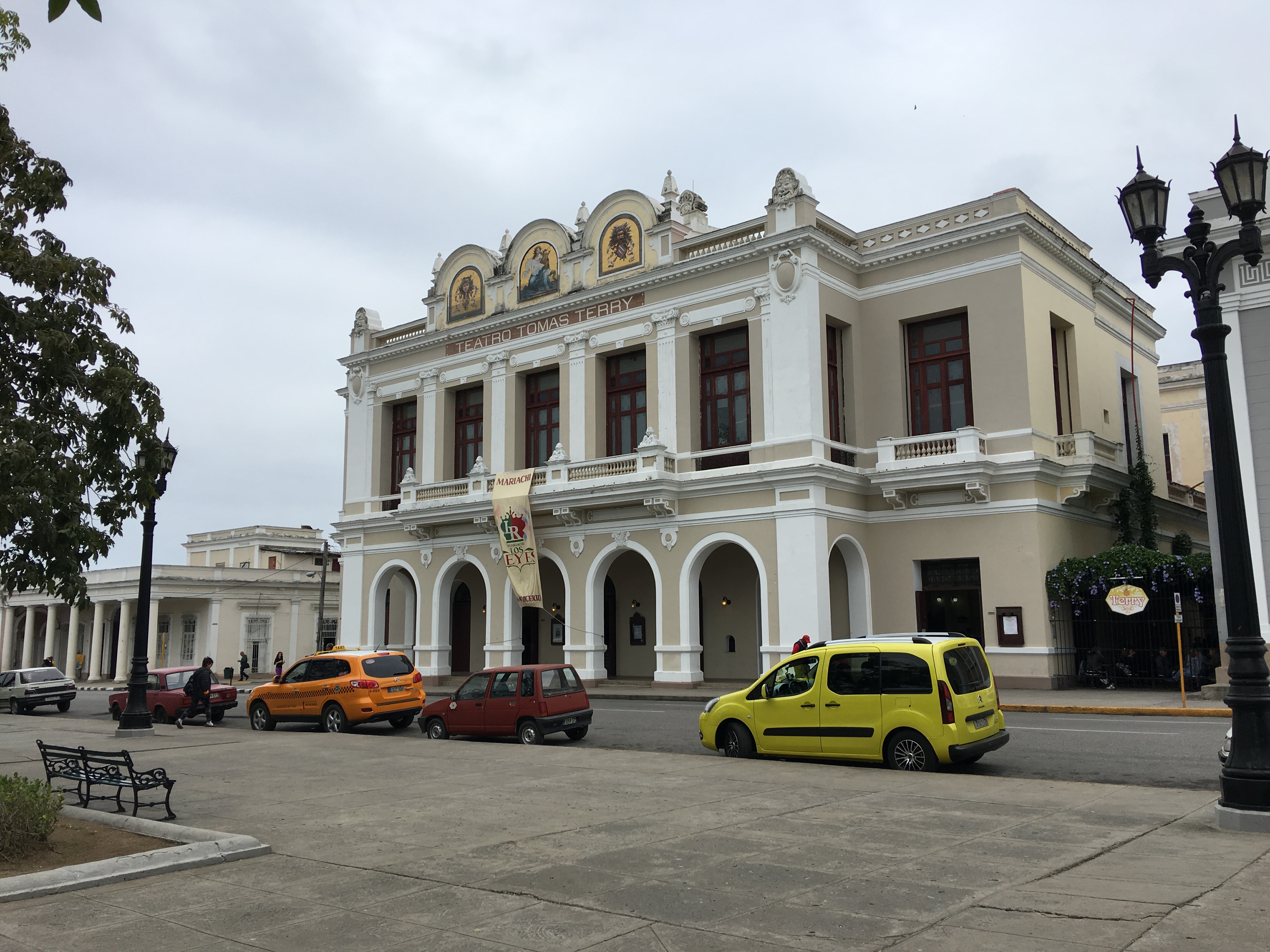 这是古巴圣克拉拉市的托马斯. 特里剧院 ( Teatro tomas terry ), 有一百多年历