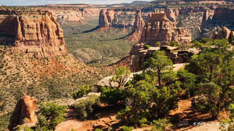 7-Day Denver Tour·Big Blue Bear, Red Rocks Park and Amphitheatre, University of Colorado Boulder, Rocky Mountain National Park, Golden Town, Garden of the Gods