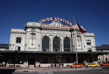 美国丹佛：红石公园、红石剧场、Coors酒厂、联合车站一日游【[经典景点]丹佛出名的地标性建筑大蓝熊，十六街商圈，州议会大厦、丹佛艺术博物馆、联合车站】