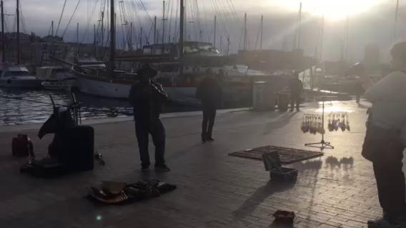 马赛旧港，自带打光的音乐表演