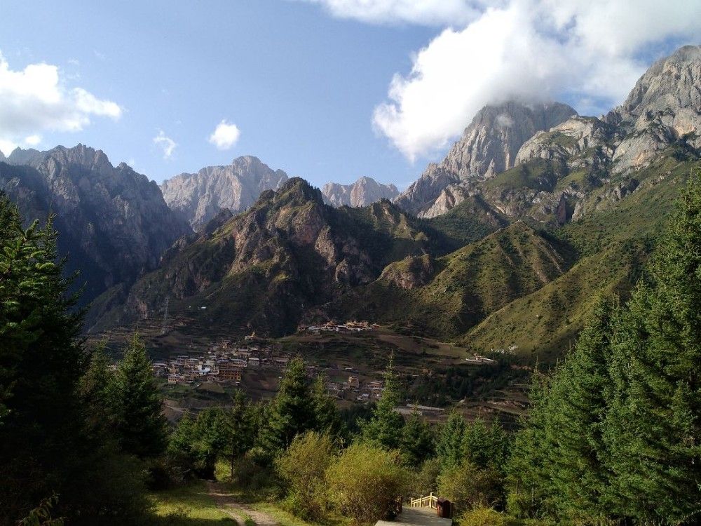 扎尕那，山体沟壑景色。