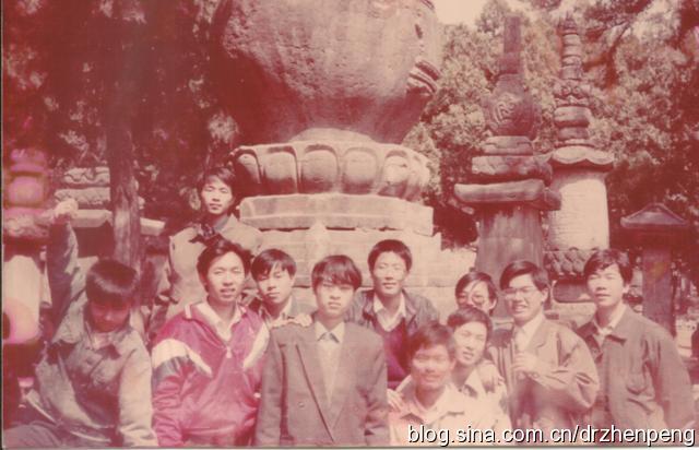 再游灵岩寺 刚上大学不久，班里组织到灵岩寺春游。从留下的几张照片看，我和同学们那时太年轻了。脸上洋溢