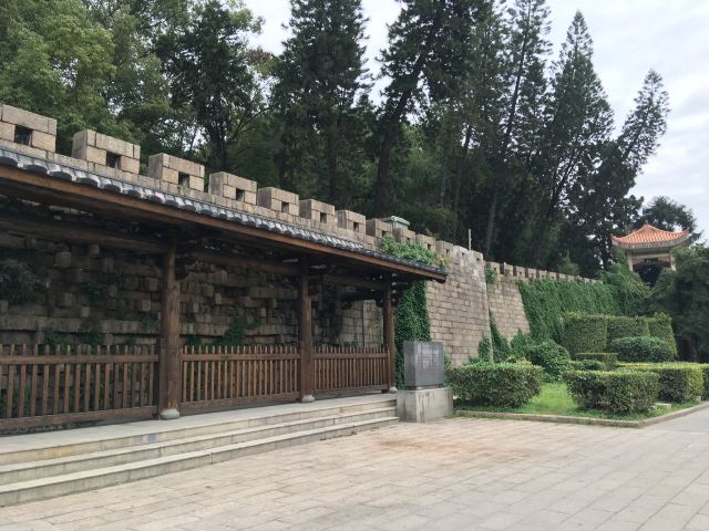 於山
