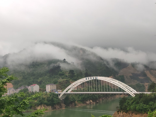 夏日避暑推荐！赏浙西峡谷风光，打卡网红无人自助民宿~在隐天池下