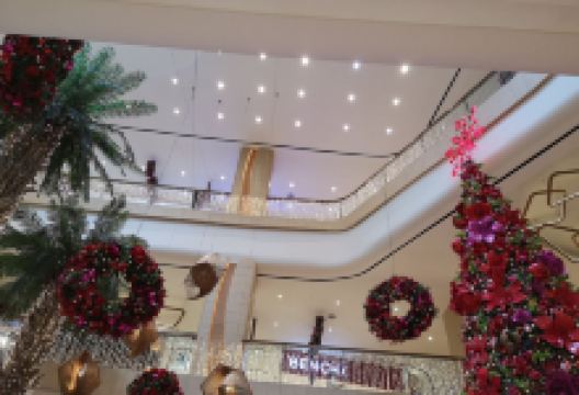 Uptown Mall, Tower 1购物图片