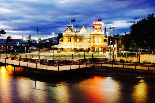 Breakfast Creek Hotel餐厅图片