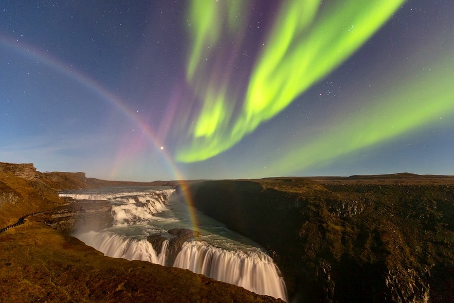 极光、彩虹映衬冰川瀑布奇观 欧洲最北边国家冰岛前几年因金融危机引起了全世界关注。不过，该国为世界上最