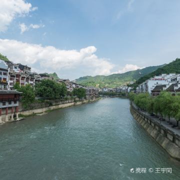 贵州贵阳+黄果树景区+荔波+西江千户苗寨+织金洞+中国天眼景区+青岩古镇+遵义+梵净山10日9晚跟团游