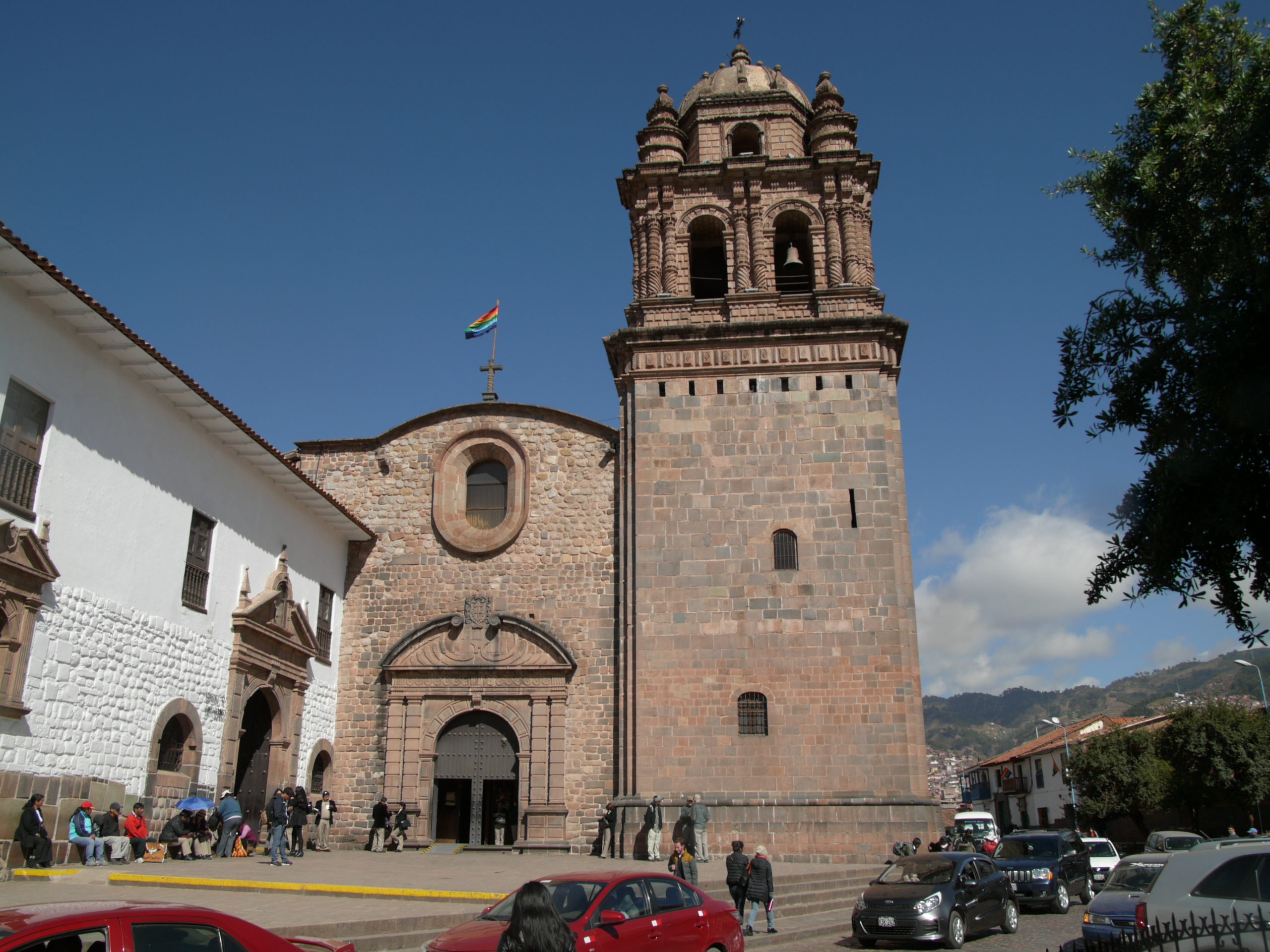 与太阳神殿相连的是Santo Domingo 大教堂，不远处还有兵器广场及其周围的四座教堂、西班牙长