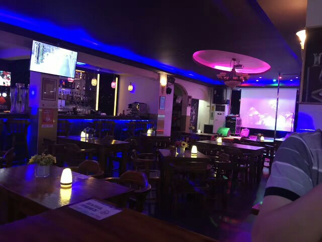 虹梅路，新德里餐厅酒吧。