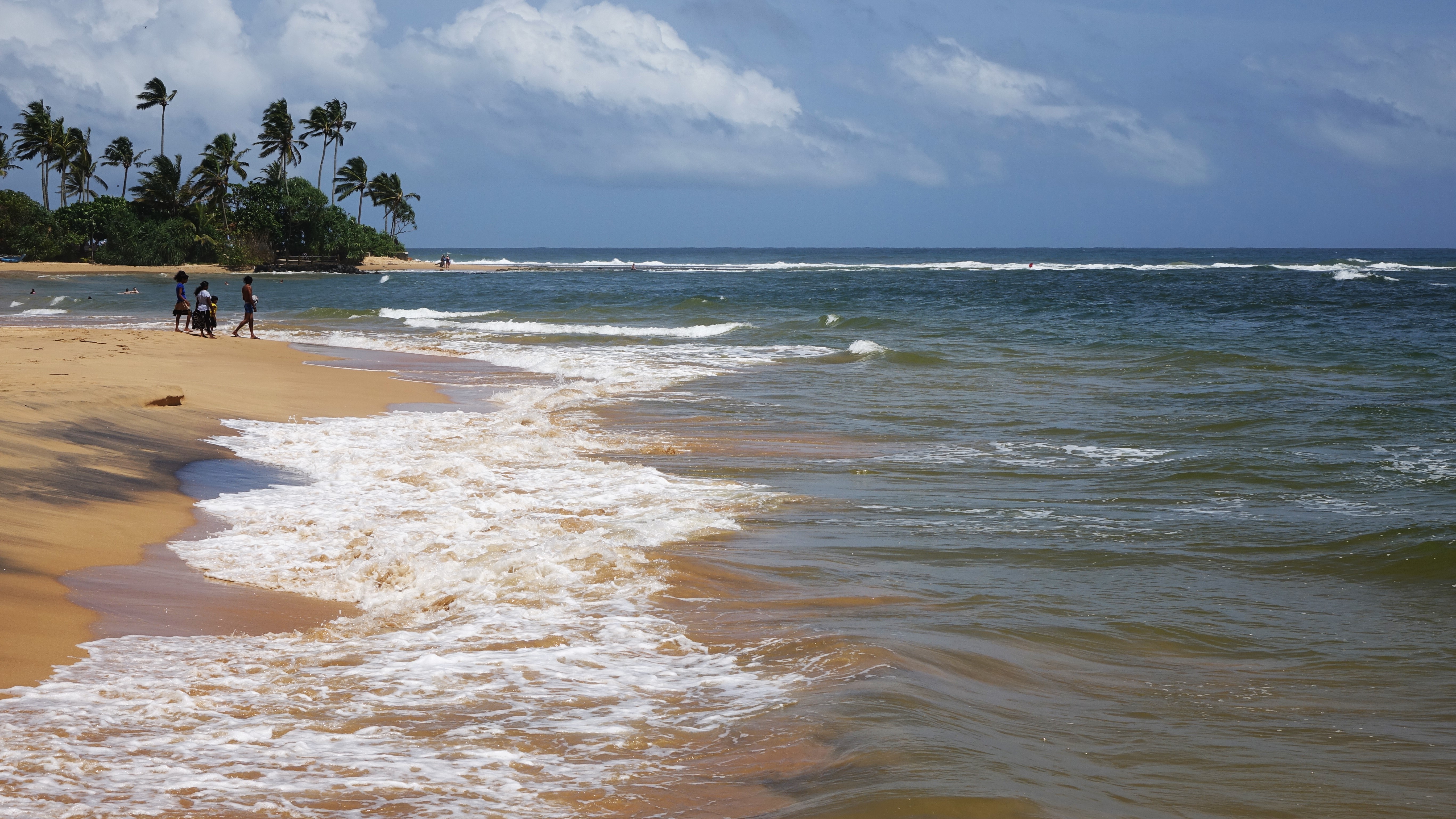途中经过黑卡杜瓦，黑卡杜瓦是斯里兰卡最受欢迎的旅游地之一，是全球十佳观赏水下珊瑚的沙滩之一，有非常多