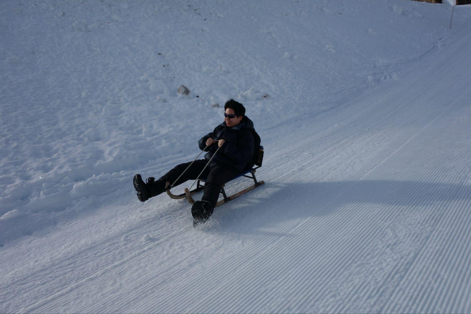 在少女峰滑雪橇——体会速度和惊险刺激的冰雪乐趣