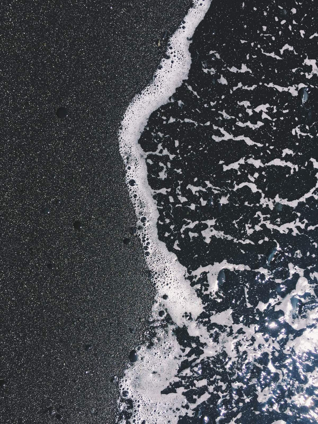 走进黑色的重石沙滩,黑色鹅卵石在海水的浸润下,阳光的照耀下显得黝黑