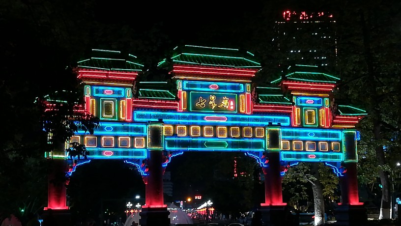 广东肇庆七星岩牌坊广场晚上的音乐喷泉秀