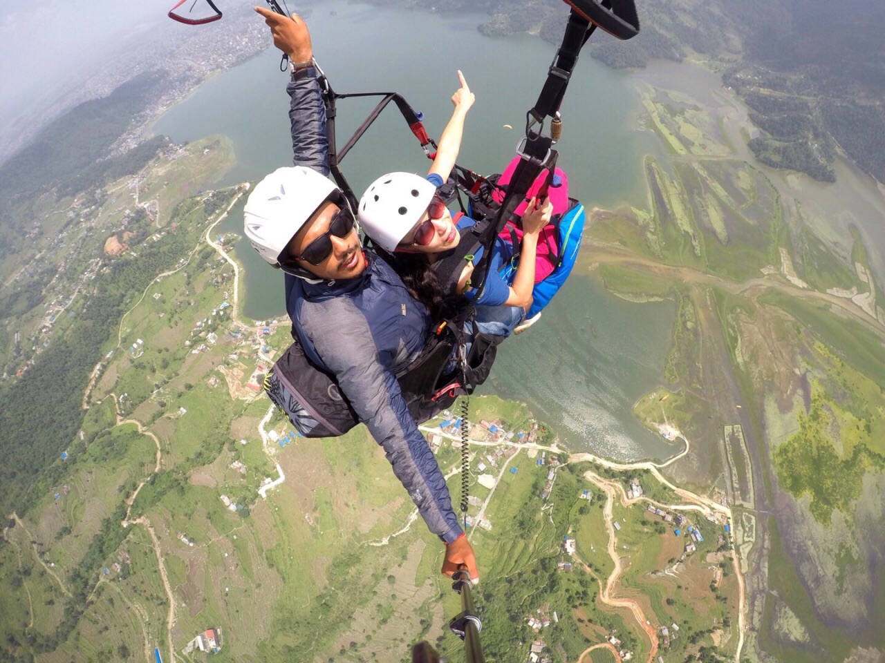 尼泊尔的博卡拉，滑翔伞。有30分钟和60分钟，从山顶飞向费瓦湖面。每天三个时段。上午9点，11点和下
