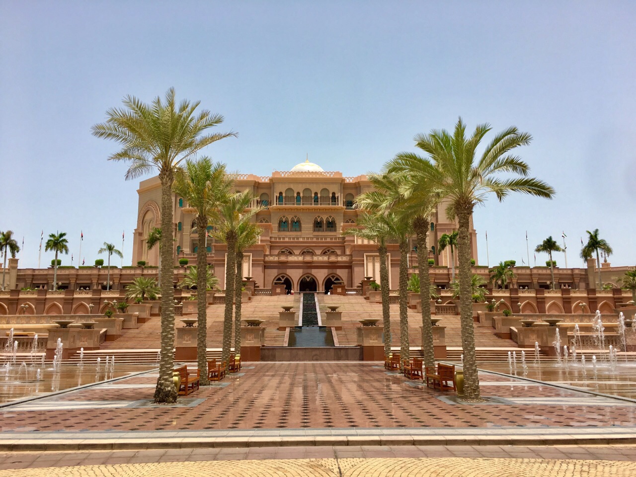 #迪拜免费游#阿布扎比皇宫酒店 阿布扎比皇宫酒店位于阿拉伯联合酋长国首都阿布扎比西北的海岸边，是迄今
