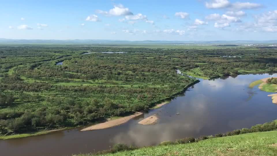 黑山头上，眺望额尔古纳河壮美的景象。清澈的根河静静流淌，岸边