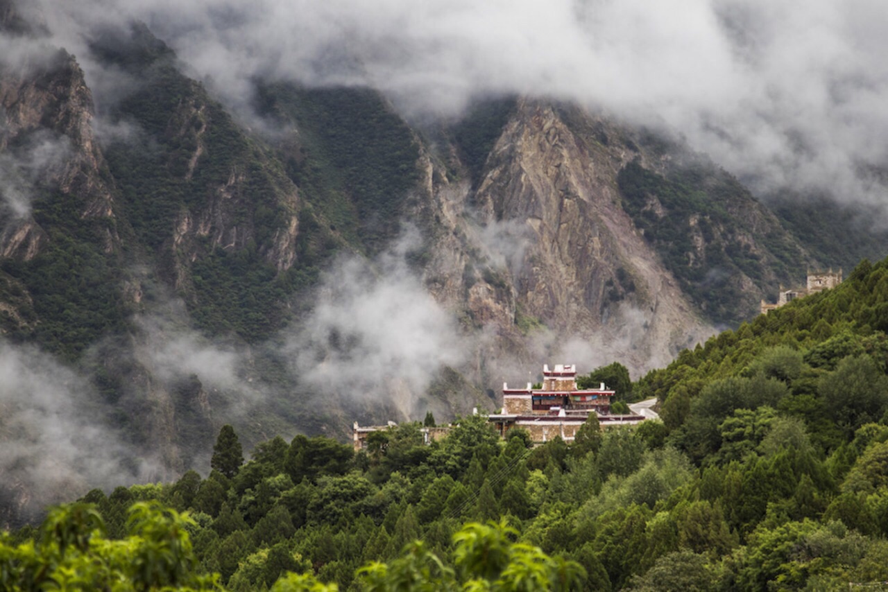 甲居藏寨，云雾缭绕中的康巴梦境