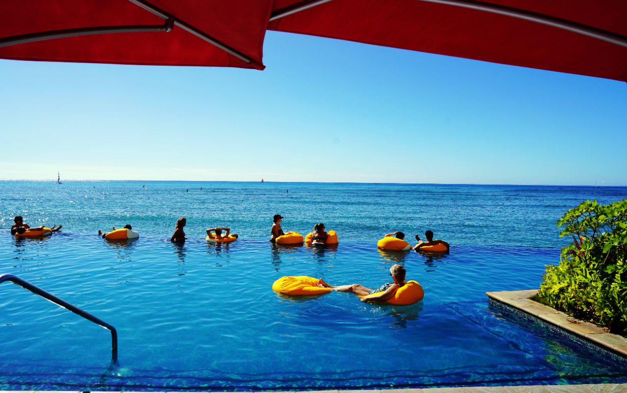 #神奇的酒店(下) : 有承包了整个大海的泳池