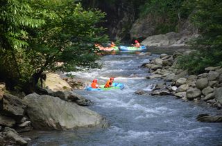 毕业旅行去连云山漂流,体验矿泉水上的冲浪