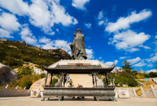 崂山仰口游览区一日游【6人品质小团丨畅游崂山】【[全程陪同]导游全程陪同爬山讲解，贴心专享服务，市区上门接送！】