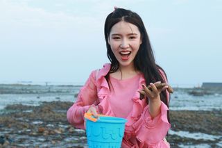 哈仙岛王老五带你赶海捡海参？捡到还给免费做，游客：竟有这好事