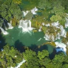 板约瀑布-大新-翱翔的大鲨鱼