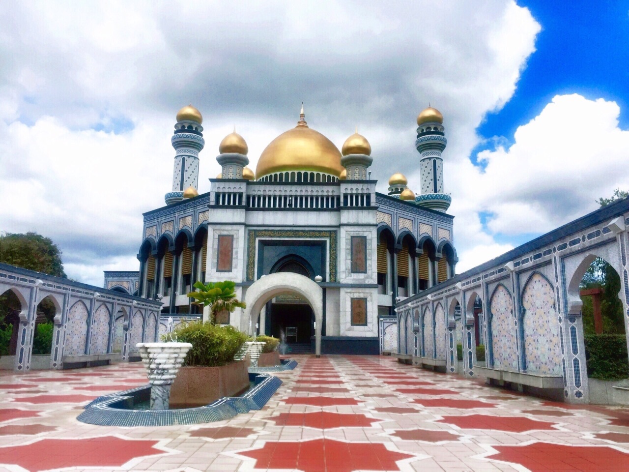 哈桑纳尔清真寺，在斯里巴加湾市，是文莱最大的清真寺，是文莱苏丹个人捐资建造的。共有29个金拱顶，四座