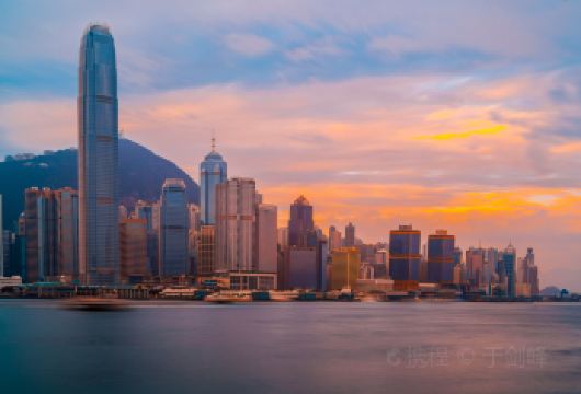 爸妈游·香港文化博物馆+中环+太平山顶+维港+霸王鸡一日游【[爸妈放心游]不吃预制菜，吃的更放心，港式午餐+晚餐泉章居霸王鸡，45人团高端纯玩更舒适】