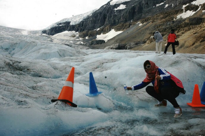 哥伦比亚冰原，我在这里接冰水，欢呼跳跃，险些跌倒